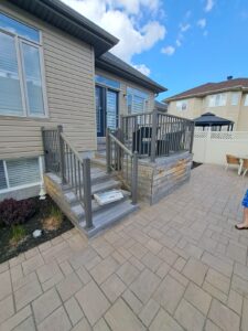Composite deck with black aluminium railings, Ottawa