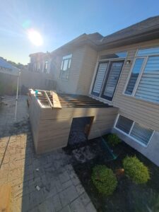 Composite deck with black aluminium railings, Ottawa