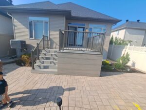Composite deck with black aluminium railings, Ottawa