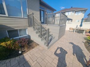 Composite deck with black aluminium railings, Ottawa