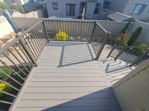 Composite deck with black aluminium railings, Ottawa