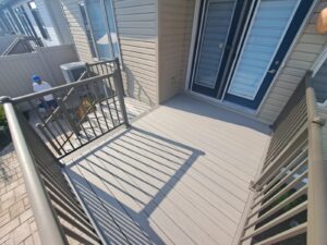 Composite deck with black aluminium railings, Ottawa